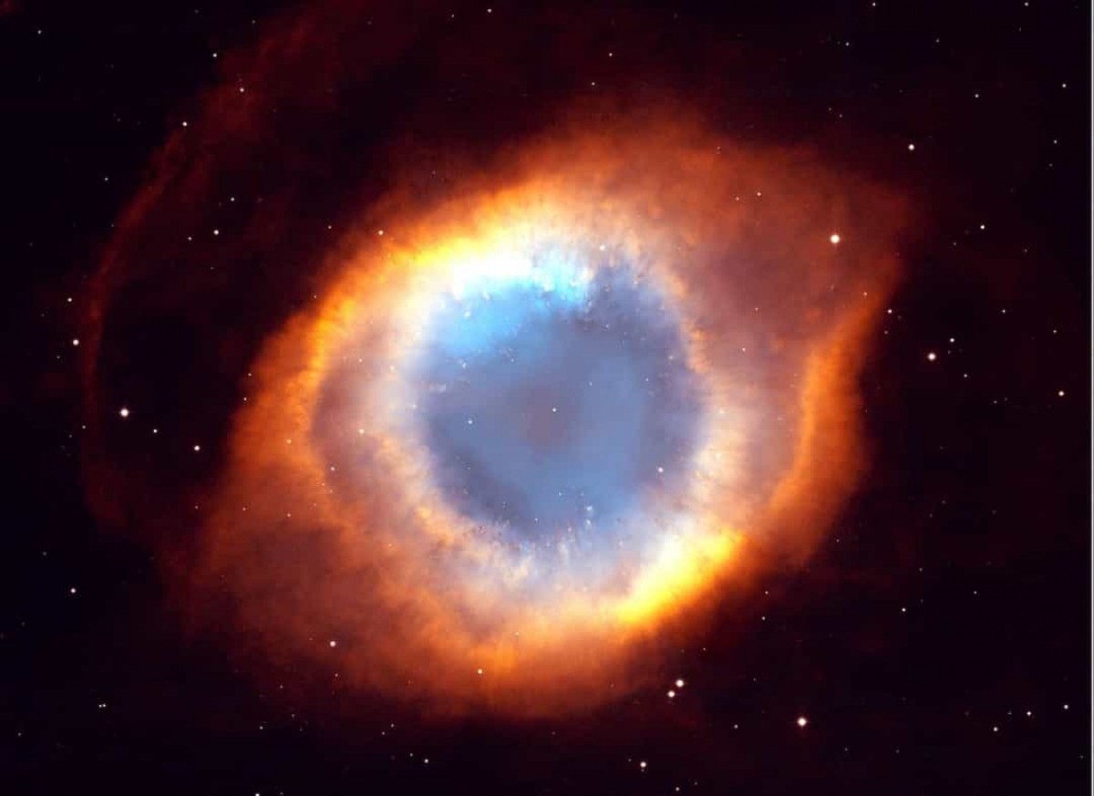  Tinh vân Xoắn ốc (Helix Nebula): Bức ảnh Tinh vân Xoắn ốc, hay Tinh vân Mắt của Chúa, được Kính thiên văn Hubble ghi lại, là một trong những bức ảnh nổi tiếng nhất trong lịch sử thiên văn học. Tinh vân Xoắn ốc là một trong những tinh vân gần Trái Đất nhất có thể nhìn bằng mắt thường nằm ở chòm sao Bảo Bình.