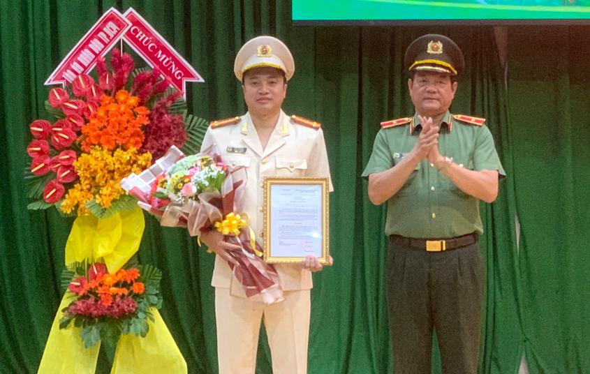 Mới đây, Bộ Công an đã trao quyết định điều động đại tá Mai Hoàng - Phó Cục trưởng Cục Cảnh sát hình sự (C02) Bộ Công an, giữ vị trí  Phó Giám đốc Công an TP HCM.