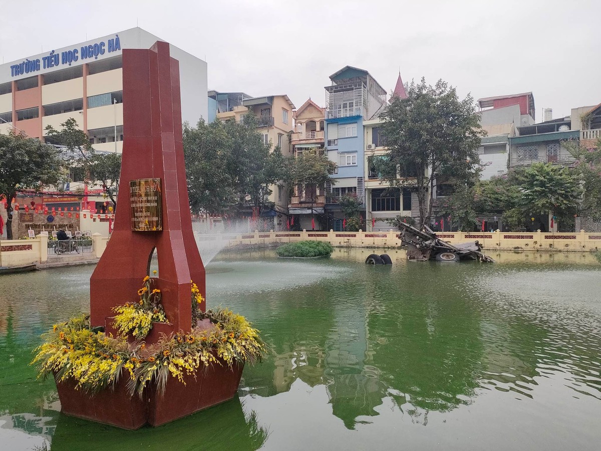 Sau hơn 1 năm cải tạo  hồ Hữu Tiệp (Hà Nội), phần sót lại của "pháo đài bay" B-52 sau 50 năm được giữ nguyên vị trí. Đây là biểu tượng chiến thắng của quân và nhân dân Thủ đô trong chiến thắng “Hà Nội - Điện Biên Phủ trên không” 1972.