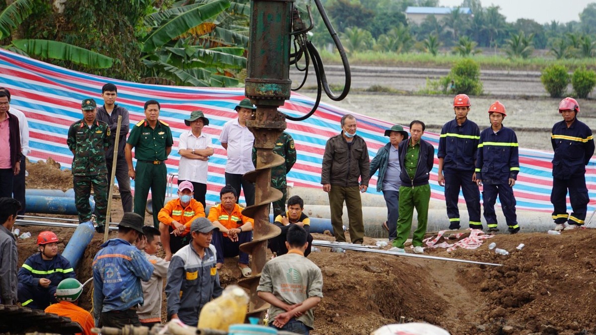  Bé 10 tuổi mắc kẹt trong trụ bê tông sâu 35m: Trưa 31/12/2022, bé Thái Lý Hào Nam cùng 3 bạn trong xóm vào công trình cầu nằm trên đường tỉnh lộ 857, xã Phú Lợi để nhặt sắt. Lúc đi qua công trình đang thi công, bé Nam lọt xuống trụ bê tông rỗng, đường kính 25cm, đã đóng xuống đất sâu khoảng 35m. Khoảng 30 phút sau khi xảy ra vụ việc, lực lượng cứu hộ có mặt, triển khai nhiều phương án, trong đó dùng máy xúc múc quanh trụ bê tông tạo miệng hố rộng để nhổ cọc. Tuy nhiên, khi đào xuống khoảng 10m, lực lượng cứu hộ không thể rút được trụ lên. 