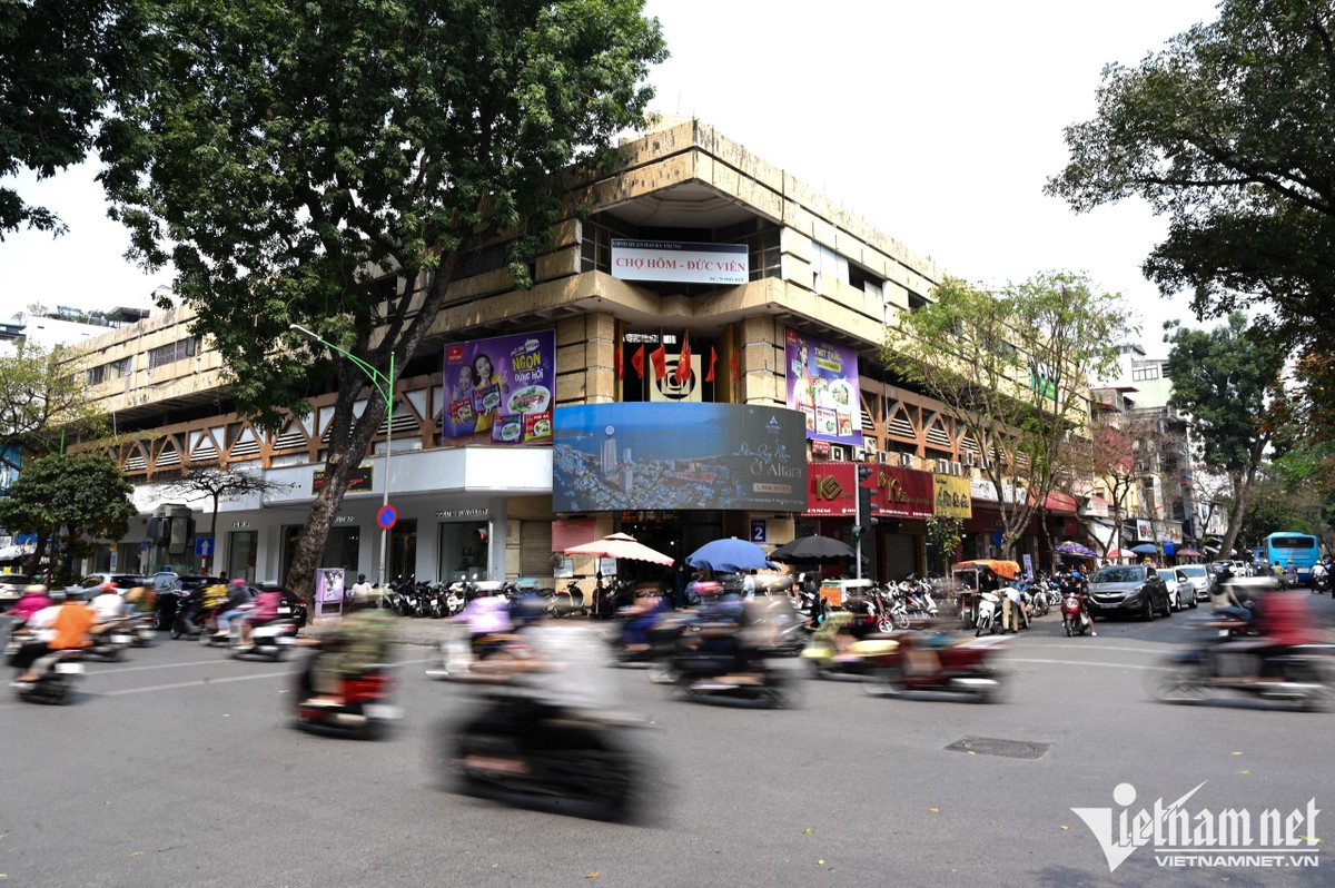 Chợ Hôm - Đức Viên nằm ở ngã tư giao cắt Phố Huế - Trần Xuân Soạn - Trần Nhân Tông, vị trí được coi là đẹp nhất Hà Nội trong số các chợ truyền thống lâu đời của thủ đô. 