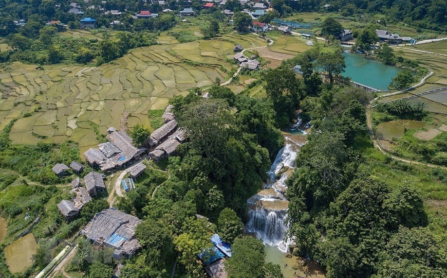 Nằm trên địa bàn xã Tự Do, huyện Lạc Sơn (tỉnh Hòa Bình), Thác Mu là một trong những thác nước còn giữ được vẻ đẹp tự nhiên nguyên sơ. 