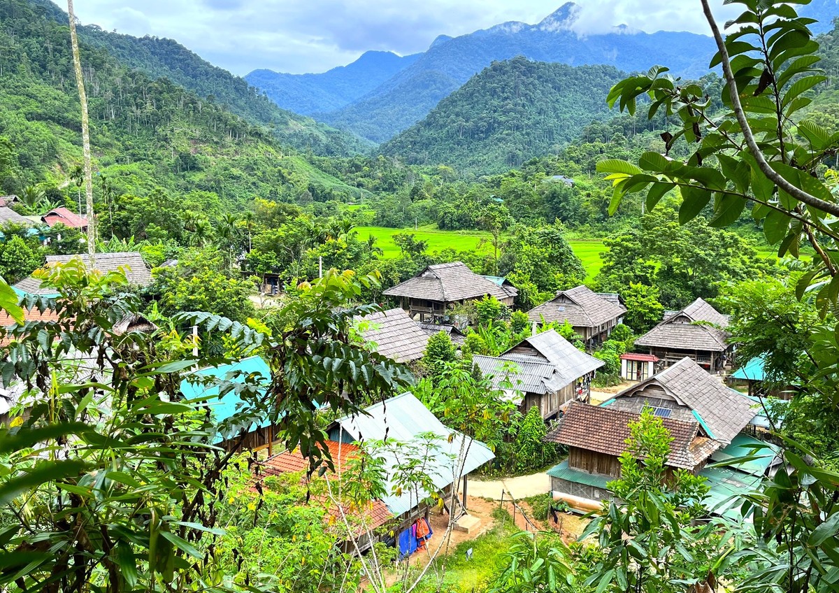 Ngôi làng Mường Đán nằm lọt thỏm trong Khu Bảo tồn thiên nhiên Pù Hoạt, cách trung tâm xã Hạnh Dịch (huyện Quế Phong, tỉnh Nghệ An) chừng 15 km. Ngôi làng này hiện có gần 200 hộ dân là người dân tộc Thái sinh sống và vẫn giữ được những nét đặc trưng, độc đáo về văn hóa của người Thái cổ.