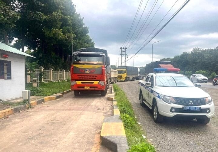 VKSND tỉnh Đồng Nai vừa hoàn tất cáo trạng truy tố nhóm 'cò' môi giới hối lộ, lấy tiền tỷ để bảo kê cho xe quá tải qua trạm CSGT Suối Tre. Cáo trạng xác định, từ khoảng tháng 1/2021 đến tháng 11/2022, trên địa bàn Đồng Nai, nhóm đối tượng thu tiền của các chủ xe, lái xe vi phạm Luật Giao thông đường bộ nhiều tỷ đồng rồi đưa tiền hối lộ CSGT để bỏ qua, không kiểm tra, xử phạt vi phạm hành chính. (Ảnh VTC News) 