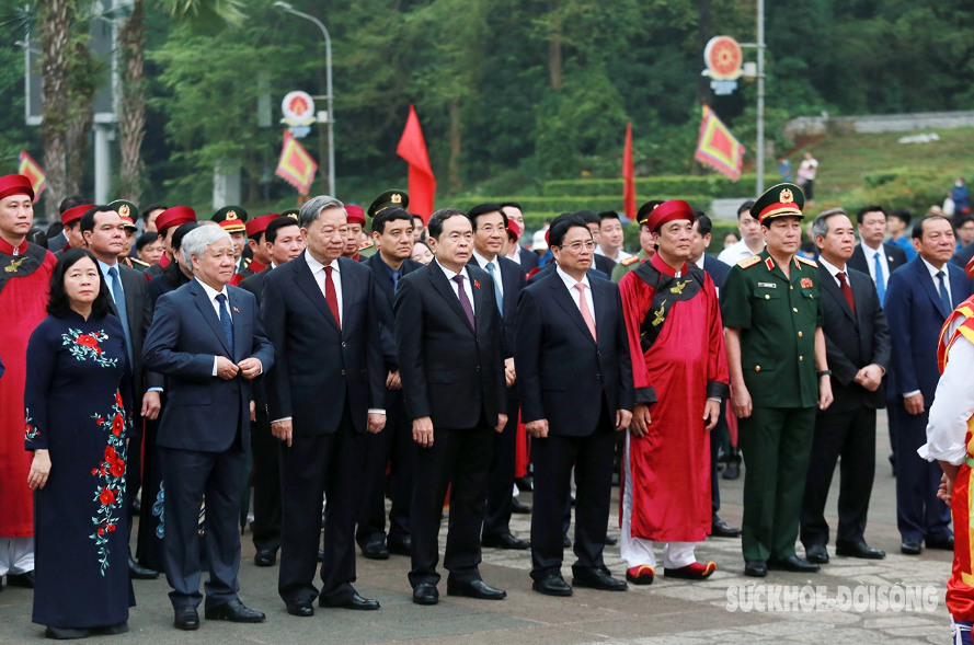 Sáng 18/4 (10/3 âm lịch), Thủ tướng Phạm Minh Chính cùng các lãnh đạo Đảng, Nhà nước và địa phương dâng hương, hoa tại Đền Hùng, Phú Thọ bày tỏ lòng biết ơn sâu sắc các bậc tiền nhân đã có công dựng nước. Ảnh Sức Khỏe và Đời sống