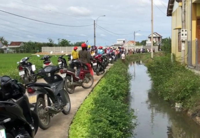 Theo hồ sơ vụ án, chiều 25/10/2017, người dân xóm Rạng (xã Đức Lý, huyện Lý Nhân, Hà Nam) phát hiện một xác người nổi lập lờ dưới mương nước thủy lợi. Khi Công an tỉnh Hà Nam có mặt tại hiện trường, thi thể đã được người dân vớt lên bờ. Theo mô tả lúc tìm thấy, thi thể nổi ở tư thế sấp. Bước đầu cơ quan điều tra nhận định, nạn nhân là nữ giới, ngoài 30 tuổi. Nguyên nhân chết là do ngạt nước và thời gian từ khoảng hơn 10 tiếng trước đó. Phần thân dưới không có thương tích hay dấu vết đáng nghi, phần đầu có nhiều vết thương gây nên bởi vật cứng. (Ảnh minh họa, nguồn internet)