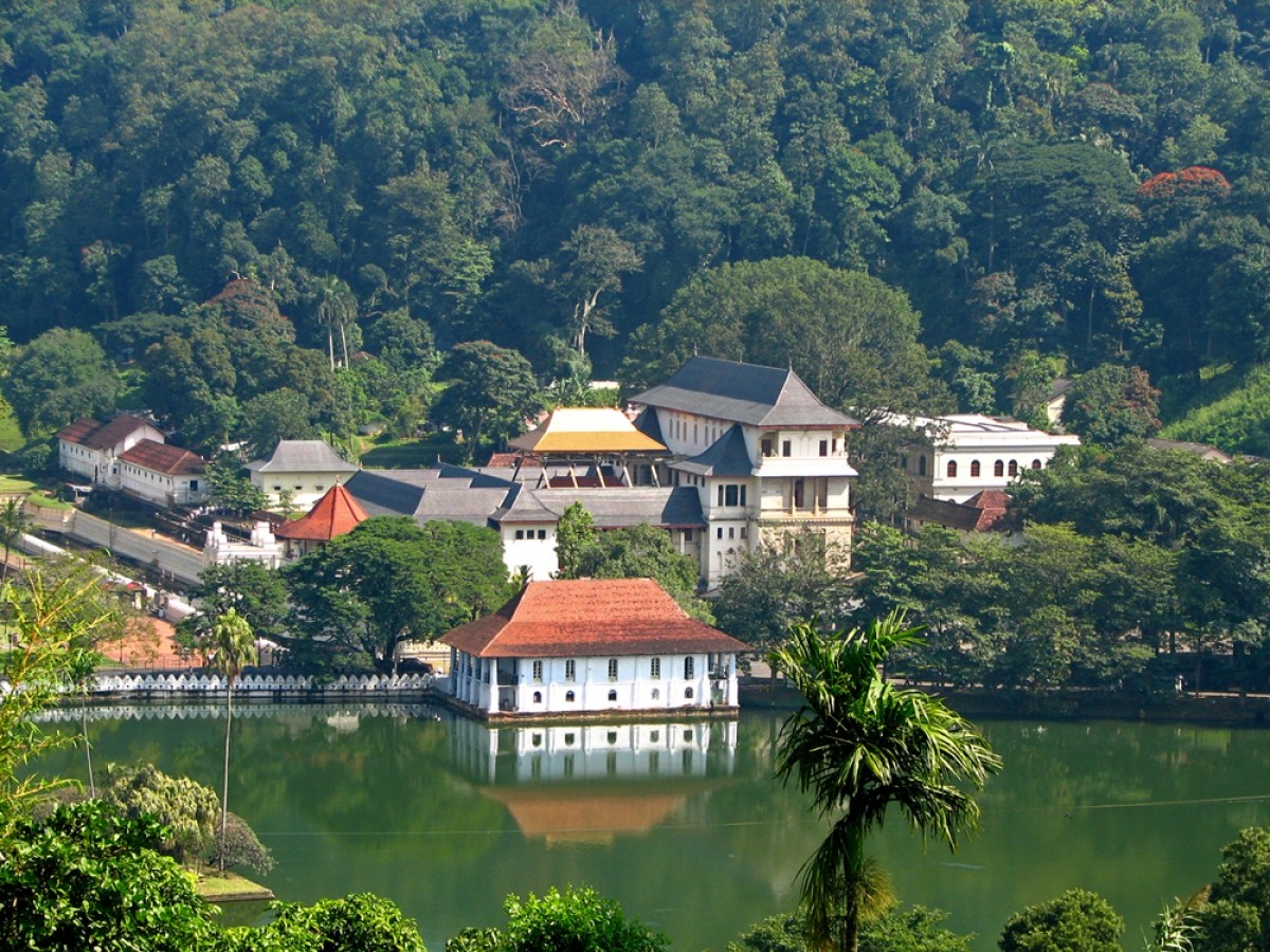 Nằm ở trung tâm của đất nước Sri Lanka, cách Thủ đô Colombo 116km, Kandy là một thành phố cổ nổi tiếng với vai trò kinh đô cuối cùng của các vị vua vương quốc Tích Lan.