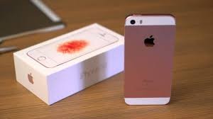 Một trong những  smartphone giảm giá mạnh trong tháng 12 đó là iPhone SE. Theo thông tin mới nhất, iPhone SE vừa được chính thức điều chỉnh giảm giá 2 triệu đồng tại Việt Nam. Từ ngày 1/12, thiết bị này sẽ có giá bán 8,99 triệu cho bản 16 GB và 11,99 triệu cho bản 64 GB. Ảnh: Trangcongnghe.