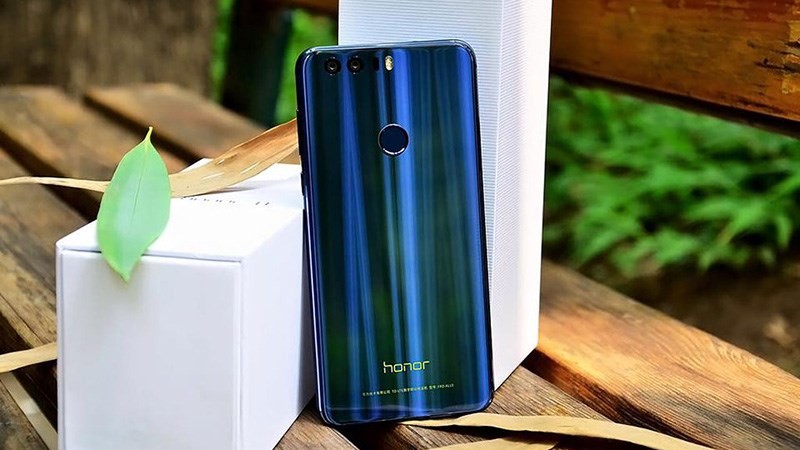 Mới đây, những hình ảnh đầu tiên về chiếc  smartphone không viền Huawei Honor Magic đã lộ diện. Bên cạnh vẻ bên ngoài bắt mắt, thông tin cấu hình của sản phẩm với màn hình 5 inch 2K, Kirin 950... đã gây chú ý cho các tín đồ mê công nghệ. Ảnh: TGDĐ.