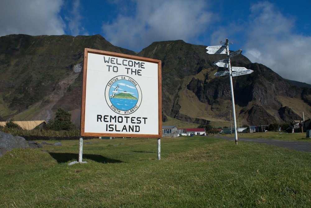 Tristan Da Cunha là một hòn đảo thuộc Vương quốc Anh và là hòn  đảo xa đất liền nhất thế giới. Trong suốt 10 năm từ 1909 - 1919 không hề có một tàu bè nào qua lại cho đến khi Hải quân Anh ghé qua để thông báo rằng, Thế chiến thứ I đã nổ ra.