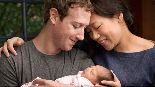 Sau khi cô con gái Max chào đời, nhà sáng lập, đồng thời là chủ tịch Facebook Mark Zuckerberg cùng vợ là Priscilla Chan đã tuyên bố từ giờ đến cuối đời sẽ ủng hộ 99% cổ phần Facebook để gây quỹ từ thiện. Với giá trị cổ phiếu của công ty hiện nay, số tiền từ thiện sẽ vào khoảng 45 tỷ USD. Ảnh: Zing News.