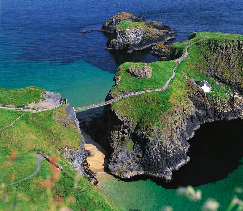 Đến Bắc Ireland, người ta không thể không ghé đến thăm cây cầu dây văng nổi tiếng Carrick-a-Rede.