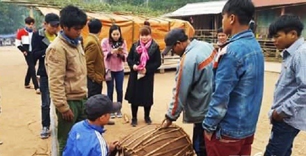 Nghi lễ “Đêm thả cửa tình yêu”. Người Ma Coong ở Quảng Bình có một  nghi lễ tình yêu mang bản sắc riêng từ bao đời nay, đó là lễ hội đập trống hay còn gọi là “đêm yêu nhau”. Đây là đêm duy nhất trai gái, kể cả những người đàn ông, đàn bà đã có gia đình cũng được Giàng cho phép gắn kết nhau. Ảnh: VTCnews.