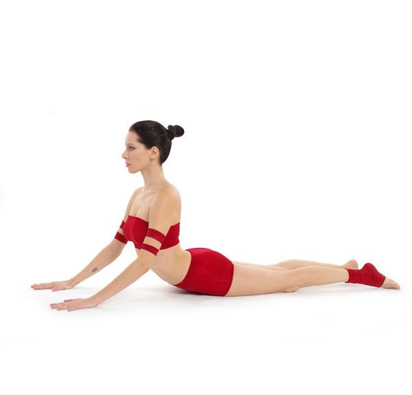 1. Tư thế rắn hổ mang (Bhujangasana)  Tư thế rắn hổ mang là tư thế có thể dễ dàng thực hiện ngay cả khi ở nhà. Tư thế yoga này tác động lên vùng ngực, làm tăng kích thước vòng 1 nhanh và hiệu quả. Để thực hiện tư thế này đầu tiên bạn này sấp trên thảm, đặt lòng bàn tay úp và sau đó từ từ nhấc cơ thể lên bằng lực đẩy của 2 cánh tay (như hình). Giữ tư thế này trong vòng vài giây và trở lại vị trí ban đầu. Lắp đi lặp lại 2-3 cho những người mới tập, và sau đó tăng dần lên.