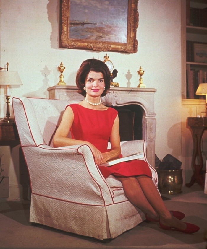 Jacqueline Kennedy, Mỹ. Đệ nhất phu nhân của Tổng thống Mỹ Jacqueline Kennedy là biểu tượng thành công của phái đẹp. Bà truyền cảm hứng cho các nhà thiết kế và các đạo diễn phim. Jacqueline cũng quyến rũ người đối diện bằng sự dịu dàng, hài hước, hóm hỉnh và tình yêu dành cho chồng mình.