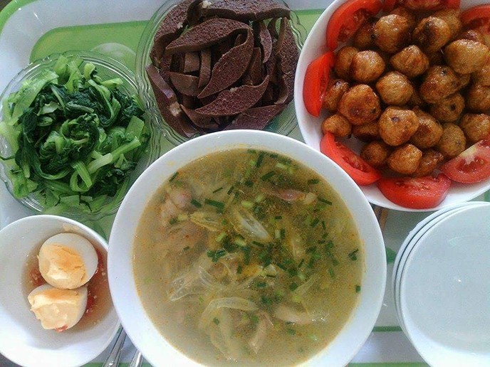 1. Thực đơn ngày 1: Chả cá rim (3 lạng 20 ngàn đồng), canh khế thịt bò gân (1 lạng 15 ngàn đồng, 2 quả khế 2 ngàn đồng), trứng vịt (3-4 ngàn đồng), cải nửa bó (3 ngàn đồng). Ảnh: kenhphunu.com.