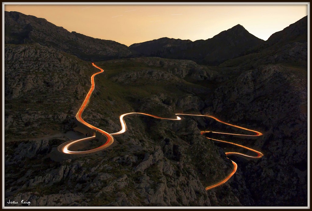 Carretera de Sa Calobra, Mallorca:  Cung đường hiểm trở với rất nhiều khúc cua liên tục này có điểm đặc biệt nhất đó là từ điểm xuất phát bạn có thể thấy được điểm kết thúc của con đường phía dưới chân đồi,