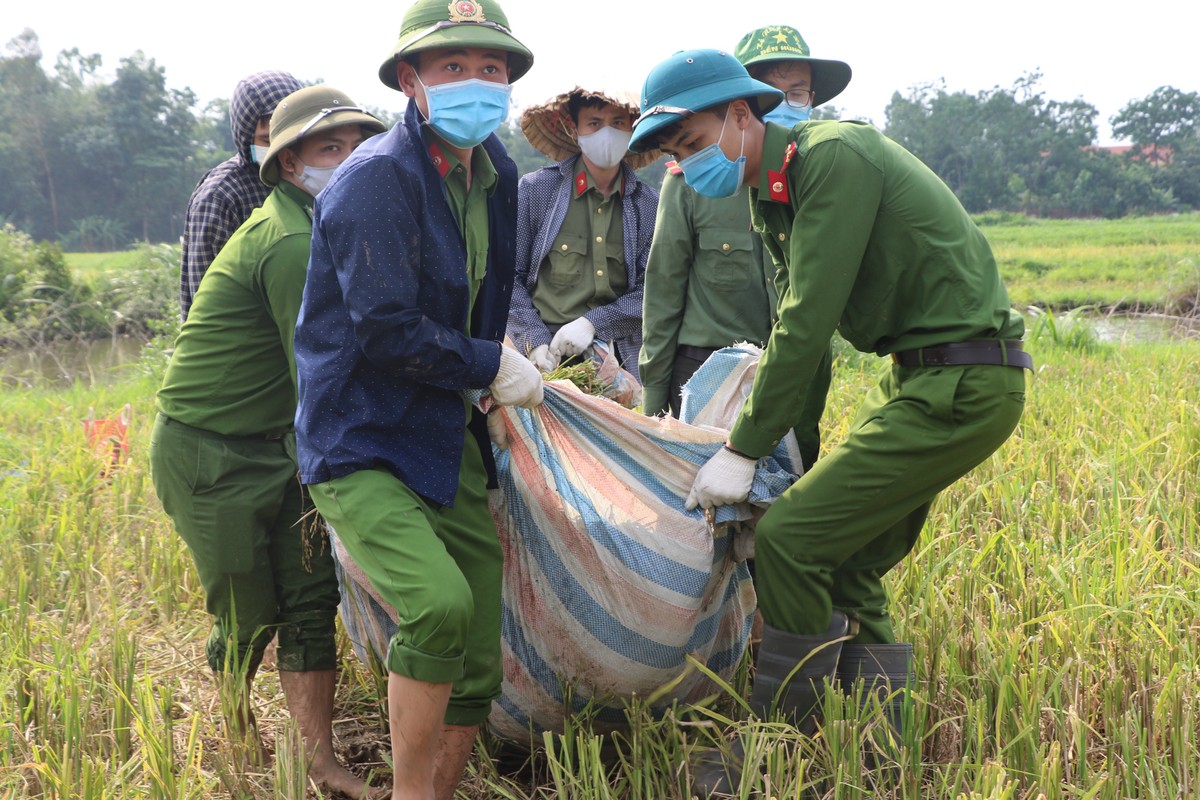  Công an đội nắng gặt lúa giúp người dân bị cách ly COVID-19: Chiều ngày 18/5/2021, dưới cái nắng 37 độ C, hàng chục cán bộ Công an huyện, huyện đoàn Sông Lô (Vĩnh Phúc) đã có mặt tại xã Yên Thạch, làm việc hăng say, mồ hôi ướt đẫm cảnh phục. Chỉ trong thời gian ngắn, ruộng lúa đã được thu hoạch gọn gàng. Việc làm ấy đã để lại những ấn tượng tốt đẹp về  hình ảnh người chiến sĩ Công an với người dân nơi đây.