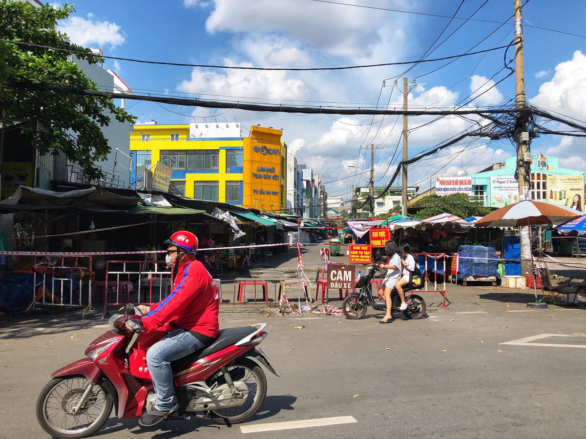  Chợ Sơn Kỳ: Tính đến sáng ngày 25/6, quận Tân Phú (TPHCM) đã ghi nhận 64 trường hợp dương tính với  virus SAR-CoV-2 liên quan đến chợ Sơn Kỳ (quận Tân Phú). Trước diễn biến của dịch COVID-19, ngành y tế đã tổ chức lấy mẫu xét nghiệm khẩn diện rộng gồm 4 địa điểm với số lượng 30.000 mẫu cho người dân xung quanh khu chợ Sơn Kỳ ngay trong ngày 23/6 nhằm giúp rà soát, phát hiện sớm những mầm bệnh còn tiềm ẩn trong cộng đồng, chặn đứng nguồn lây.