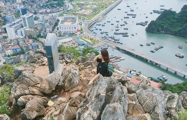 Mới đây, ông Nguyễn Ngọc Sơn - Phó Chủ tịch UBND TP Hạ Long cho biết sẽ sớm có buổi làm việc với đại diện Công ty CP du thuyền Đông Dương - đơn vị có mong muốn và từng trình thành phố đề án về phát triển du lịch núi Bài Thơ - để bàn về việc mở cửa trở lại danh thắng này.