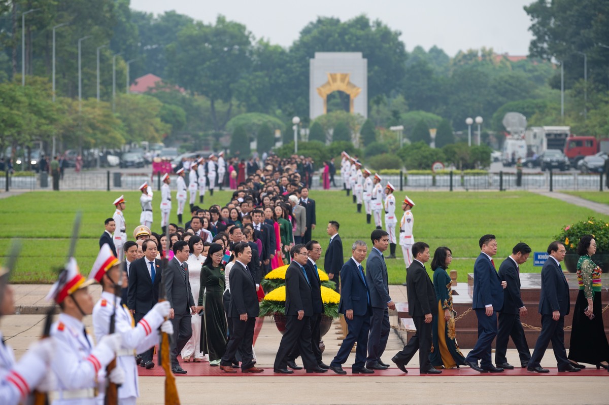 Lãnh đạo Đảng, Nhà nước cùng các đại biểu Quốc hội vào Lăng viếng Chủ tịch Hồ Chí Minh.