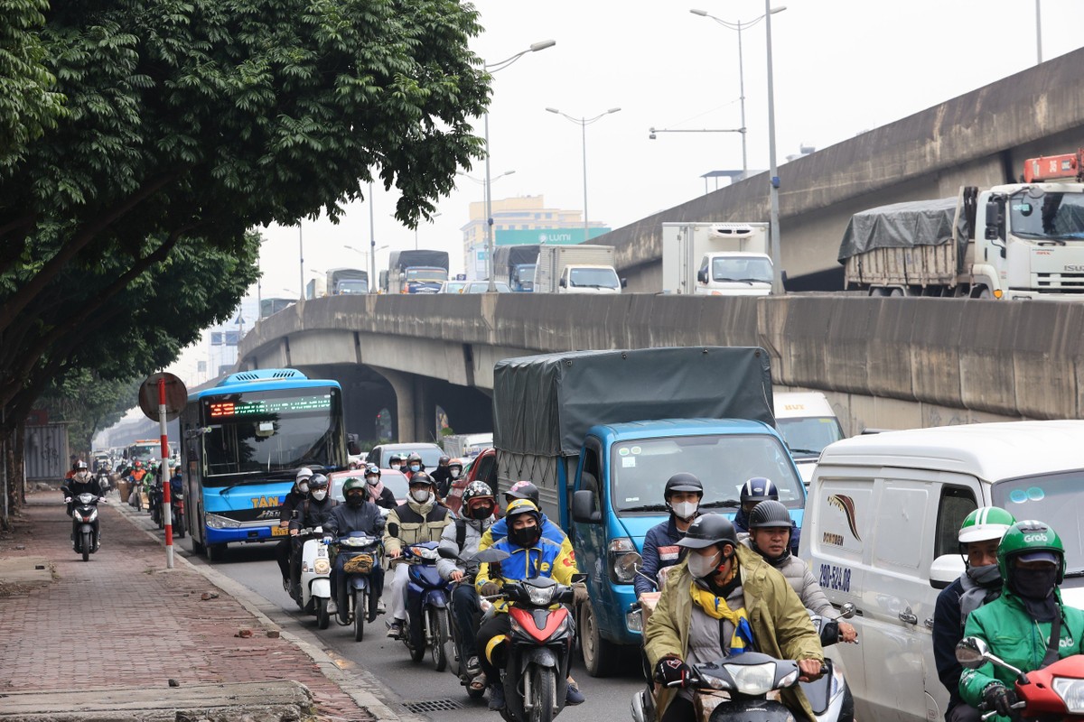 Theo ghi nhận của PV Tri thức và Cuộc sống, những ngày gần kế  Tết Ông Táo và Tết Nguyên đán 2024, tại Hà Nội luôn diễn ra tình trạng dòng xe nối đuôi nhau di chuyển trên đường. Lượng xe và người tăng đột biến so với những ngày thường.