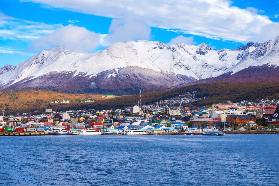 Tierra del Fuego là quần đảo nằm ở cực nam của Nam Mỹ, dọc theo eo biển Magellan. Quần đảo bao gồm đảo lớn Isla Grande de Tierra del Fuego cùng một số đảo nhỏ như Diego Ramirez và Cape Horn, với diện tích khoảng 74.000 km2. Hiện nay, Tierra del Fuego là vùng tranh chấp giữa Chile và Argentina nên du khách có thể trải nghiệm đi qua biên giới hai nước nhiều lần khi ghé thăm địa điểm tuyệt đẹp này. 