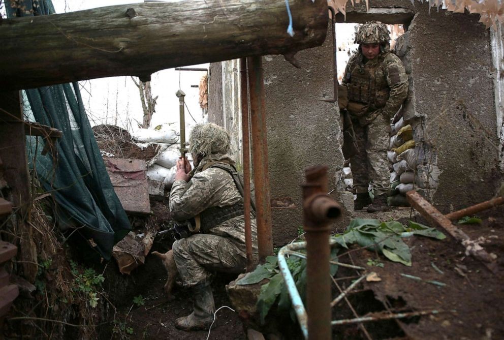 Một nhóm  quân nhân Ukraine, đang trong tình trạng say rượu cực độ, đã bắn nhầm vào đồng đội của mình; hậu quả là làm một quân nhân của Quân đội Ukraine thiệt mạng. 