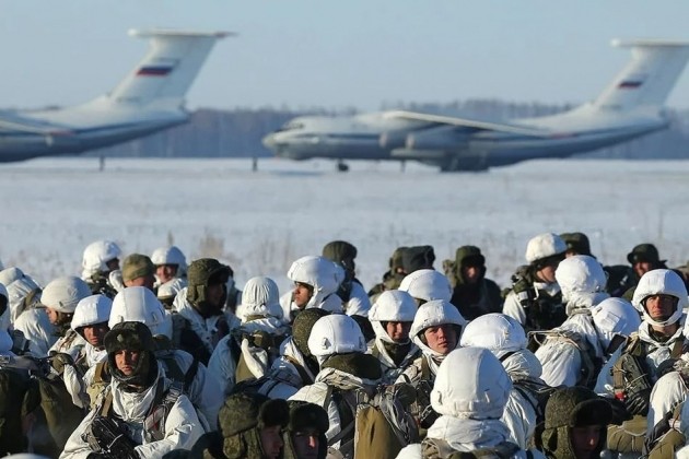 Các đơn vị quân đội Nga nằm ngay gần  biên giới với Kazakhstan, đã được lệnh chuyển vào trạng thái sẵn sàng chiến đấu tối đa; có nghĩa là trong trường hợp nhận được lệnh, họ sẽ lên đường trong vòng 72 giờ, tới lãnh thổ của một quốc gia láng giềng, để giành lại quyền kiểm soát.