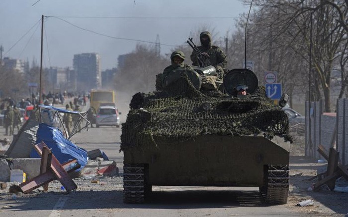 Tại thành phố Mariupol, việc truy quét các tay súng của các nhóm vũ trang theo chủ nghĩa dân tộc cực hữu thuộc  Tiểu đoàn Azov, cũng như các quân nhân của Quân đội Ukraine không muốn hạ vũ khí, vẫn tiếp tục tại các khu dân cư.