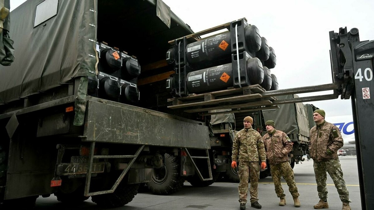 Trong cuộc  xung đột Nga và Ukraine đang diễn ra, mặc dù NATO không trực tiếp tham gia, nhưng họ đứng phía sau cung cấp vũ khí, thông tin tình báo, huấn luyện quân sự và gần đây là trực tiếp lên kế hoạch chiến đấu giúp Quân đội Ukraine.