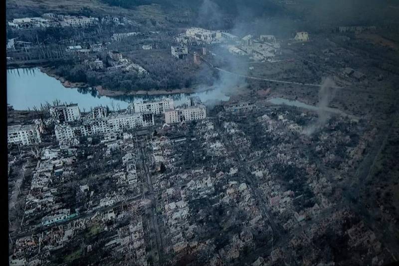 Quân đội Ukraine có thể tiếp tục tồn tại được bao lâu nữa ở “lò vôi” Bakhmut? Từ góc độ chiến lược quân sự, Bakhmut nằm ở vùng trũng của thung lũng sông Bakhmutka, hoàn toàn không phải là nơi thích hợp để phòng thủ lâu dài.