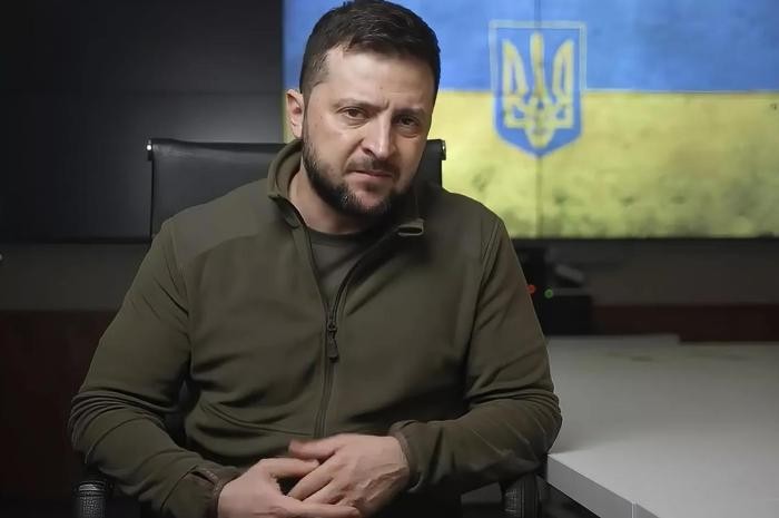 Mặc dù Tổng thống Ukraine Zelensky đã ra lệnh cho quân đội nước này bảo vệ Bakhmut bằng mọi giá, nhưng  quân đội Ukraine ở tiền tuyến đã không nghe lệnh của ông. Theo các thông tin do các phóng viên chiến trường Nga gửi về, nhiều binh sĩ Ukraine đã tự ý rời khỏi vị trí chiến đấu mà không được phép.