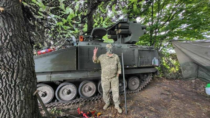 Trong năm vừa qua, các quốc gia nước phương Tây đã ồ ạt chuyển giao cho Ukraine các hệ thống  tên lửa phòng không vác vai các loại. Anh đã viện trợ một số lượng lớn MANPADS Starstreak của họ, với phiên bản di động vác vai và sử dụng khung gầm tự hành.