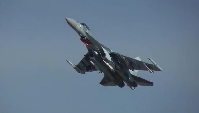 Tờ Frontier India đã đăng tải hình ảnh cho thấy khả năng đa nhiệm của  tiêm kích Su-35S của Không quân Nga, khi đang thực hiện nhiệm vụ chiếm ưu thế trên không ở khu vực "tác chiến đặc biệt" (chiến trường Ukraine). Ảnh: FI.