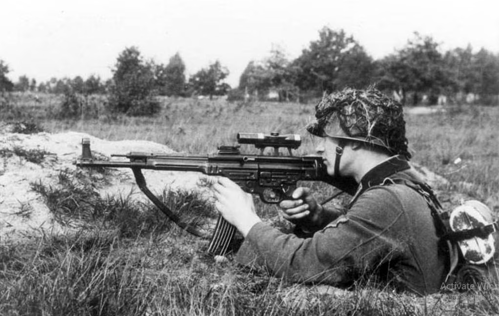 STG44 là mẫu súng trường tấn công, được Quân đội Đức quốc xã phát triển trong Thế chiến II và được nhiều chuyên gia coi là súng trường tấn công hiện đại đầu tiên trên thế giới. Vấn đề này sẽ khám phá các đặc điểm về hiệu suất của STG44 và vai trò của nó trong Thế chiến II, để đánh giá giá trị của nó như một mẫu súng trường tấn công tiêu chuẩn. Ảnh: Sina. 