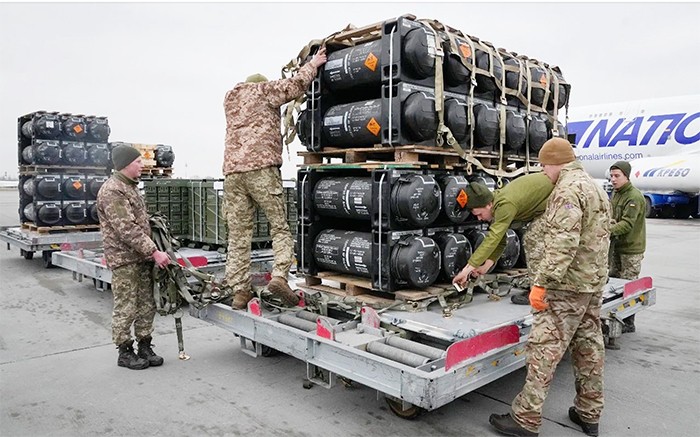 Sau khi xung đột Nga-Ukraine bùng nổ, phương Tây luôn tích cực viện trợ quân sự cho Ukraine; tuy nhiên số vũ khí mà họ viện trợ, phần lớn đã bị loại khỏi biên chế chiến đấu. Trong khi những vũ khí hiện đại hiếm khi được họ viện trợ cho Ukraine.