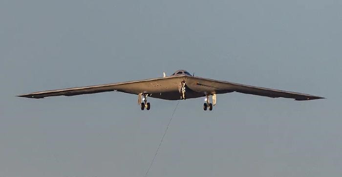 B-21, biệt danh là "Raider", được phát triển bởi công ty Northrop Grumman của Mỹ, là máy bay ném bom tầm xa có khả năng tàng hình. Vào ngày 10/11 vừa qua, sự kiện B-21 hoàn thành chuyến bay đầu tiên tại Căn cứ Không quân Palmdale ở California gây chú ý cho giới quân sự quốc tế.