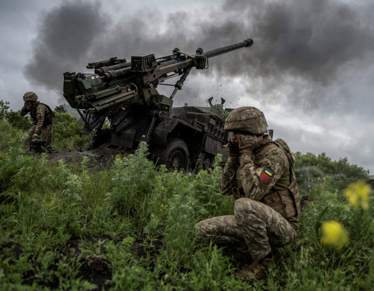 Tại phía tây  mặt trận Avdiivka, Quân đội Ukraine đã tiến hành các cuộc pháo kích quy mô lớn và một số cuộc phản công quy mô nhỏ, nhằm trì hoãn bước tiến “quá mạnh” của quân Nga. 