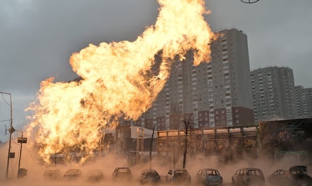 Trong khi nước Nga vẫn đang để tang các nạn nhân của  vụ tấn công khủng bố ở Moscow và tự hỏi liệu kẻ sát nhân có phải là tổ chức cực đoan IS hay không, thì Quân đội Nga và Ukraine vẫn đang chiến đấu ác liệt và tiến hành các cuộc không kích vào nhau.