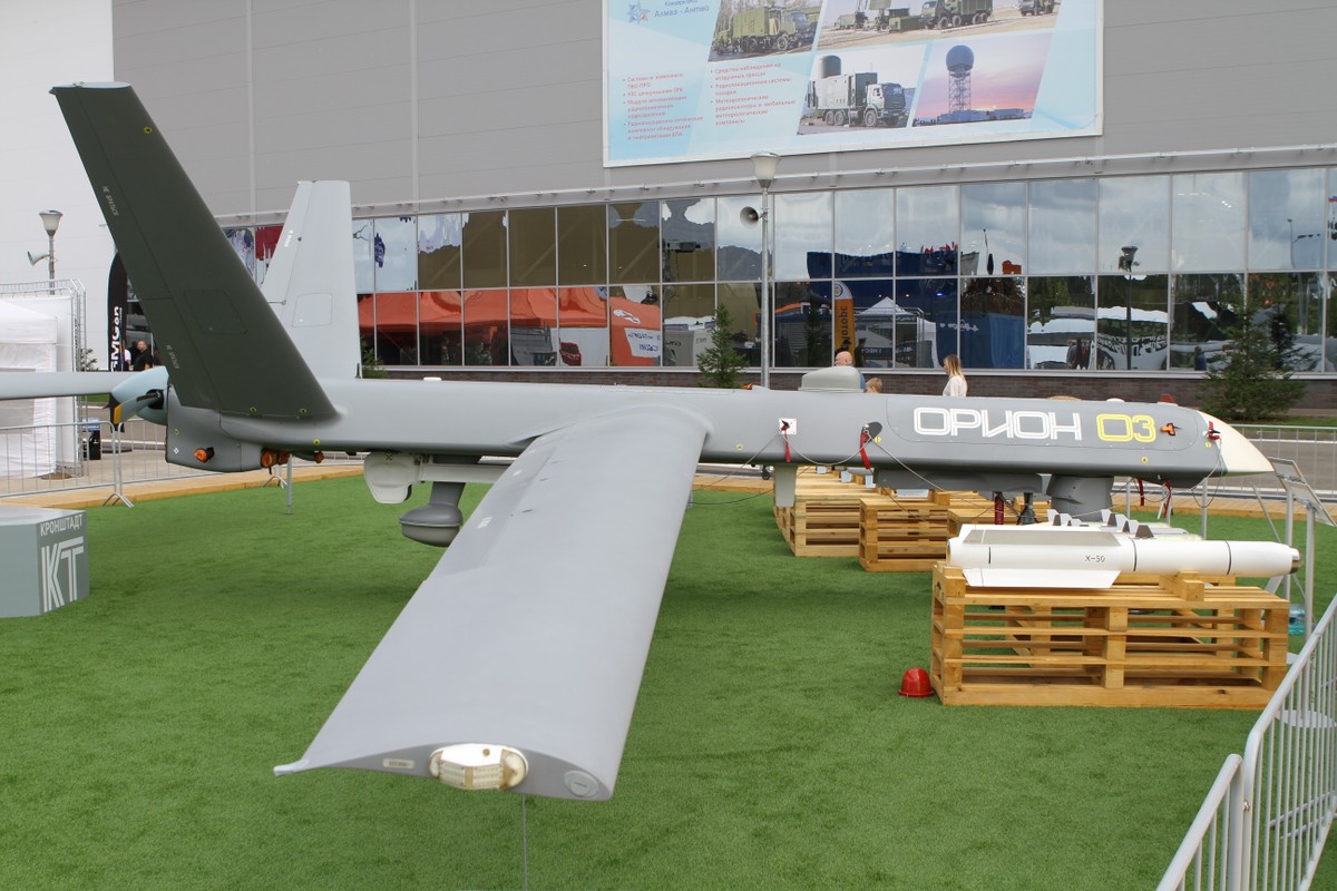 Khi cuộc  xung đột Nga-Ukraine nổ ra vào tháng 2/2022, loại UAV tầm trung nội địa Orion, do Công ty Kronstadt phát triển, như một phản ứng của Nga đối với UAV Bayraktar TB-2 của Thổ Nhĩ Kỳ, bởi khi đó UAV Bayraktar TB-2 được Ukraine kỳ vọng là “vũ khí thay đổi cuộc chơi”. 