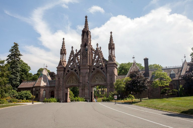 Nghĩa trang Green-Wood nằm ở rìa khu Park Slope (Mỹ) với chiếc cổng được thiết kế theo phong cách Gothic Revival đậm chất cổ đại.