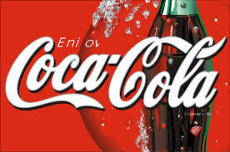 1. Coca-Cola. Ước tính mỗi ngày, hãng nước giải khát hàng đầu thế giới Coca-Cola phục vụ khoảng 1,8 tỷ chai. Điều đó có nghĩa cứ 10 người trên thế giới thì có 8 người uống Coca-Cola hàng ngày.