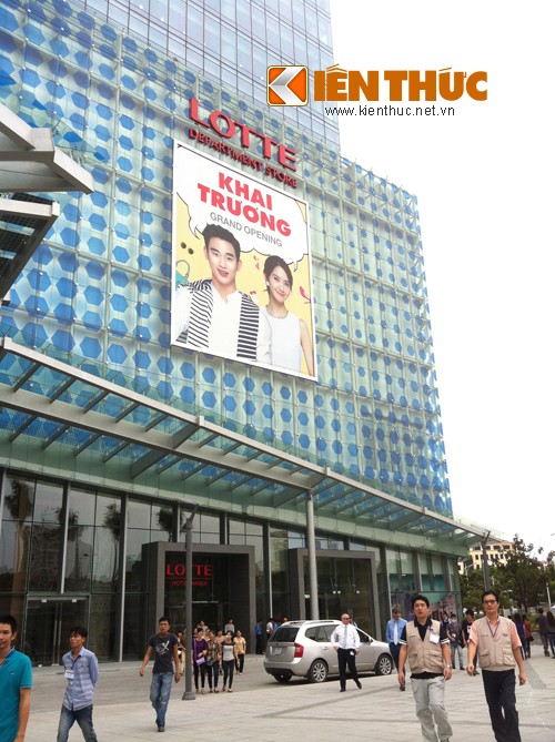 Hôm nay (26/8), tòa nhà Lotte Center khai trương tại 54 địa chỉ Liễu Giai, Ba Đình, Hà Nội. Trong tòa nhà bao gồm cả trung tâm thương mại Lotte và siêu thị Lotte Mart.