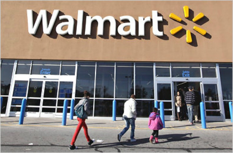 1. Wal-Mart Stores Inc (trụ sở: Hoa Kỳ, tổng số nhân viên: 2.200.000 người, doanh thu: 476,3 tỷ USD, lĩnh vực: bán lẻ). Wal-Mart Stores được coi là công ty sử dụng lượng lao động lớn nhất thế giới. Tuy nhiên, công ty phải đối mặt với nhiều cuộc đấu tranh gay gắt của nhân viên bởi mức lương quá thấp hay việc sử dụng những lao động có tay nghề kém.