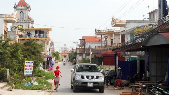 Đào được cả tạ vàng, cả làng có 30 tỷ phú. Làng Thiết Khóa, Giao Thủy, Nam Định có trên 3000 nhân khẩu thì phân nửa làm nghề đào vàng. Chính vì thế mà ngôi làng đầu trên cuối xóm đều là những ngôi nhà cao tầng đều tăm tắp.