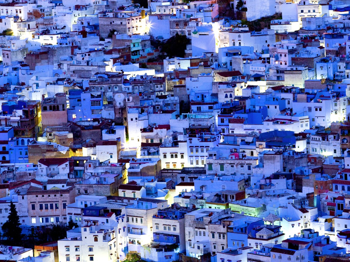 Chefchaouen là một thành phố ở Ma Rốc. Cả thành phố này được nhuộm một màu thiên thanh đậm khiến trông xa như một ngọn lửa xanh khổng lồ. Nó ra đời vào năm 1471, nằm ở vùng phía Bắc của Ma Rốc.