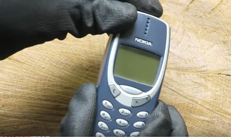  Nokia 3310 là một trong những "cục gạch" bền bỉ nhất của Nokia. Trong thời đại của smartphone thông minh ngày nay, "siêu phẩm" này vẫn luôn được coi làm chuẩn độ bền cho những sản phẩm khác.