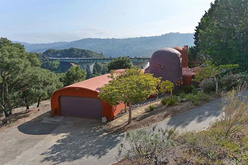  Ngôi nhà kỳ lạ có tên “Flintstone House”, tọa lạc tại thị trấn Hillsborough, California – nơi được mệnh danh là khu phố đại gia của nước Mỹ.