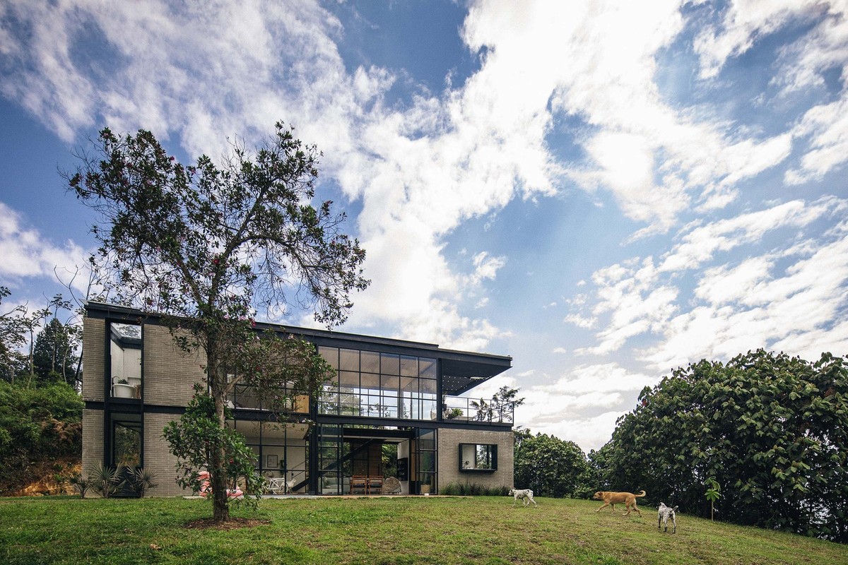 Tọa lạc tại La Estrella (Colombia),  ngôi nhà có tên Candelaria House do hãng kiến trúc Llano Arquitectos thiết kế.